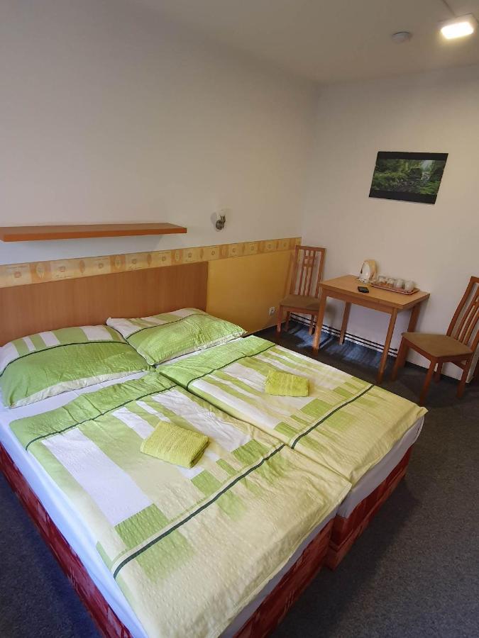 Hotel Decin Na Skrivance Extérieur photo