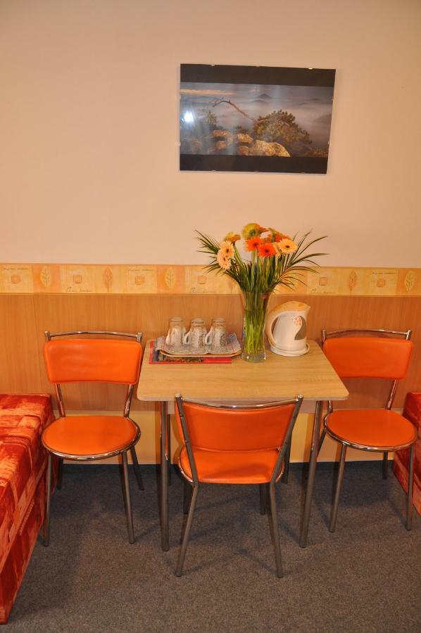 Hotel Decin Na Skrivance Extérieur photo
